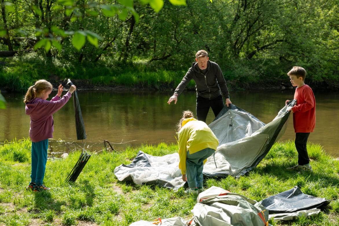 Barwy szczęścia, odc. 2696: Łukasz (Michał Rolnicki), Paulinka (Lena Jastrzębska), Weronika (Maria Świłpa), Maks (Mikołaj Wichowski) 