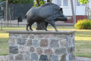 To jedno z najmniejszych miast w województwie łódzkim. Mieszka w nim mniej osób niż na wsiach