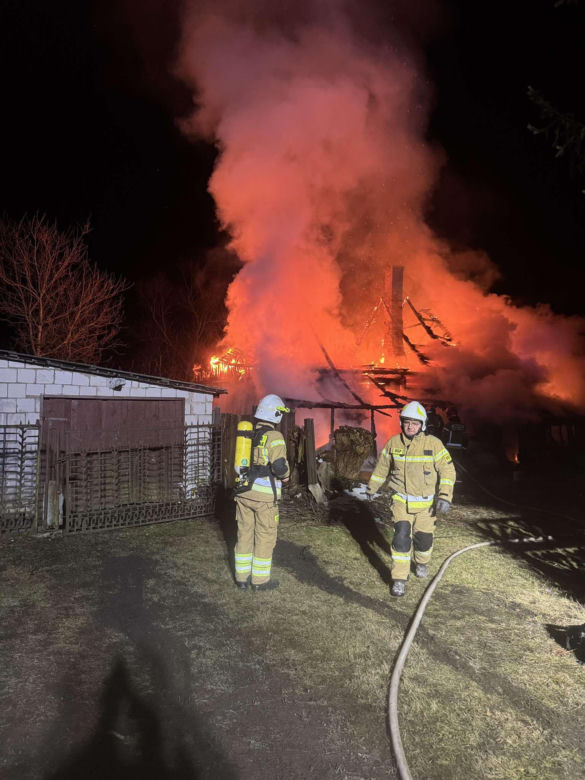 Tragiczny pożar drewnianego domu w Adamowie. W zgliszczach ujawniono zwłoki