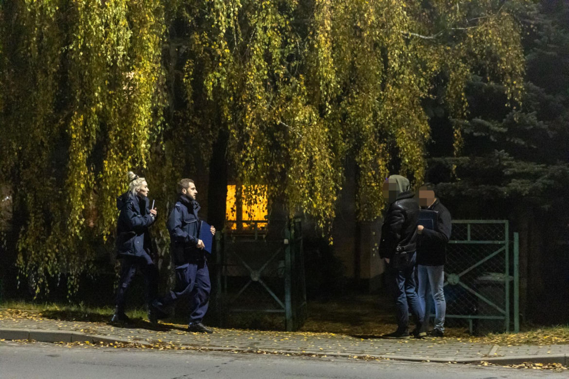 Znicze pod domem w miejscu tragedii