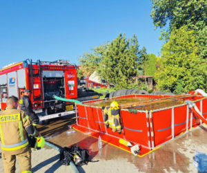Olbrzymi pożar pod Łomżą. W Starym Cydzynie palą się warsztat, garaż i dom. Ogień został wstępnie opanowany