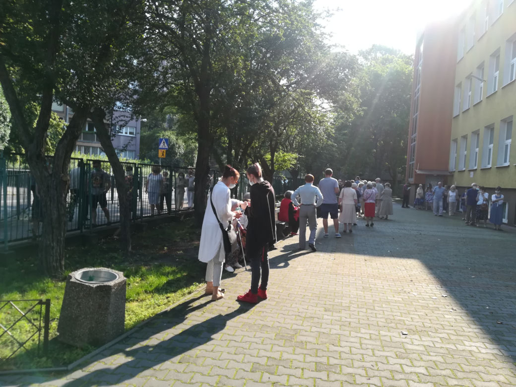 Kolejka do lokalu wyborczego na warszawskim Powiślu