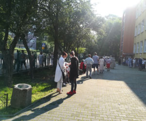 Kolejka do lokalu wyborczego na warszawskim Powiślu