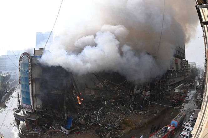 Pakistan/ Co najmniej 11 ofiar śmiertelnych pożaru w centrum handlowym w Karaczi