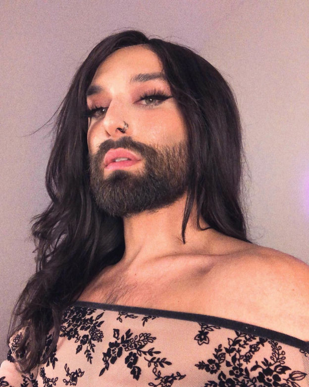 Conchita Wurst założyła tak krótką sukienkę, że powypadały jej ZWISAJĄCE JĄDRA