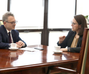 Wicenaczelny Super Expressu Hubert Biskupski w rozmowie z minister finansów Magdaleną Rzeczkowską