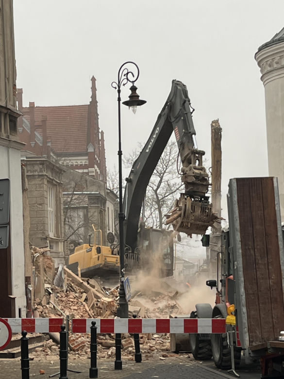 Lublin. Trwa wyburzanie kamienicy przy ul. Bernardyńskiej. Takich prac nie było tu od ponad 120 lat
