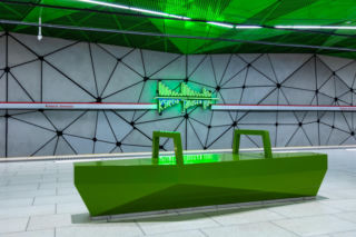 Ławki z podłokietnikami w metrze warszawskim