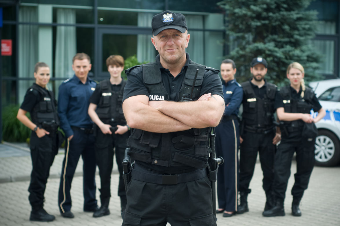 Policyjny rap – gwiazda „Policjantek i Policjantów” w autobiograficznej piosence
