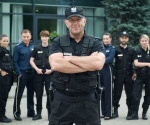 Policyjny rap – gwiazda „Policjantek i Policjantów” w autobiograficznej piosence