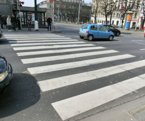 Opiekun dzieci na przejściu dla pieszych