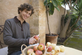 Kiedy najlepiej jeść jabłko? Rano działa inaczej niż wieczorem