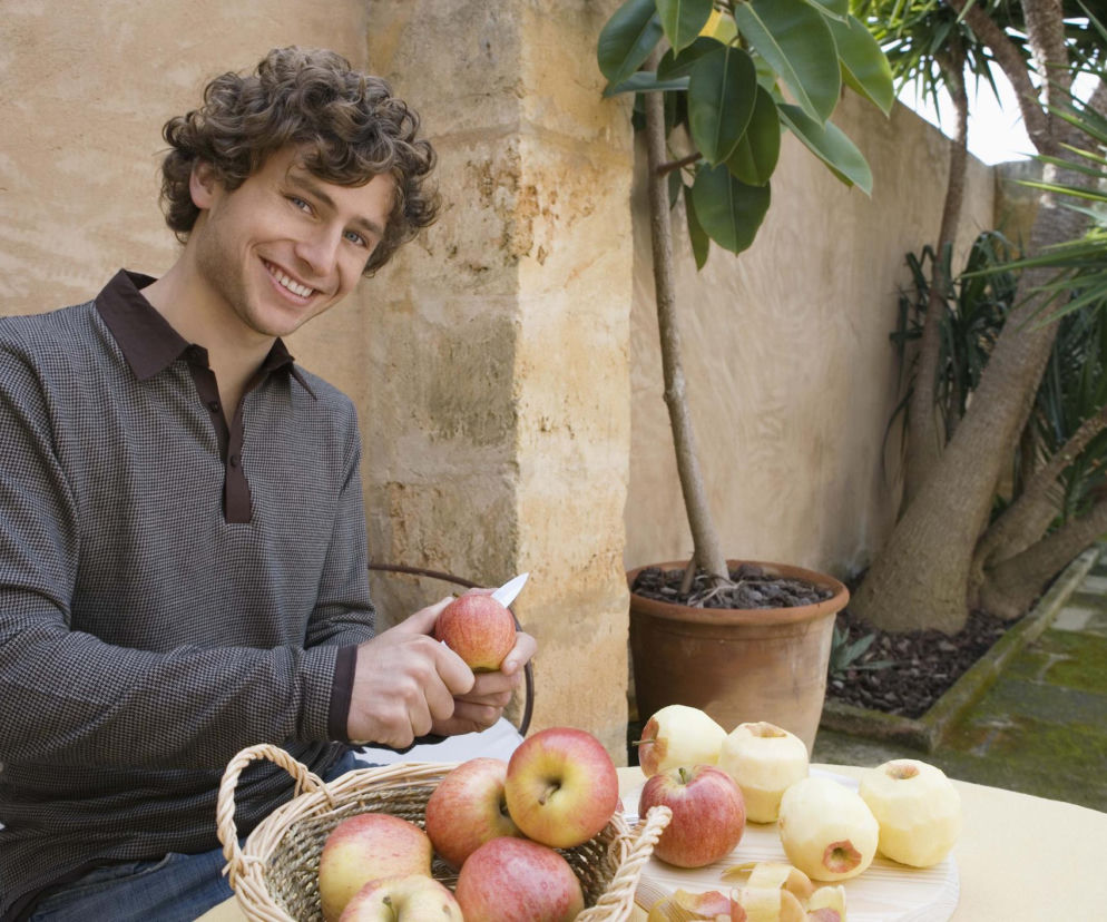 Kiedy najlepiej jeść jabłko? Rano działa inaczej niż wieczorem