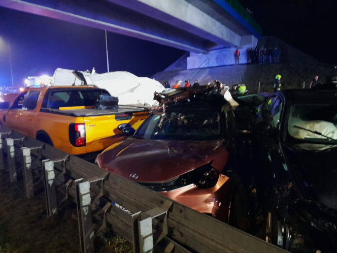 Karambol na S19. 18 aut rozbitych, 12 osób w szpitalu. Droga zablokowana całą noc