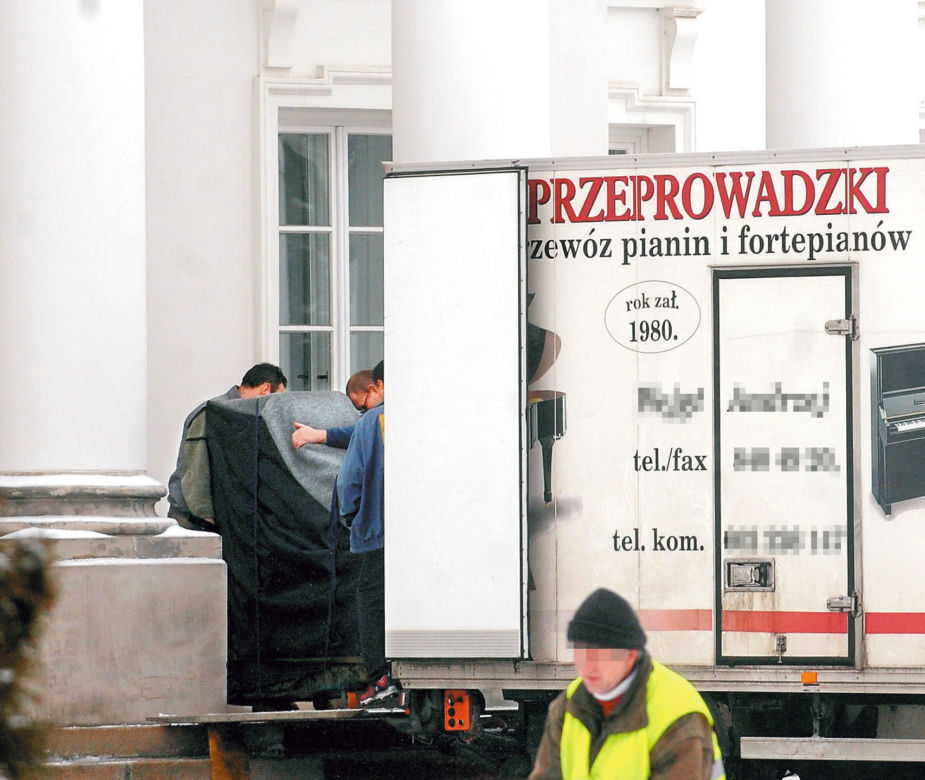 Przywieźli Komorowskiej pianino do pałacu