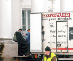 Przywieźli Komorowskiej pianino do pałacu