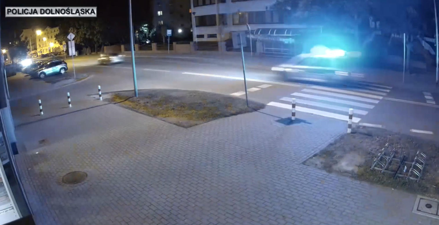 Pościg jak z filmu akcji. 20-letni Ukrainiec zderzył się czołowo z radiowozem