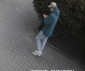 Z konta bankowego zniknęła duża suma. Policja opublikowała wizerunek mężczyzny