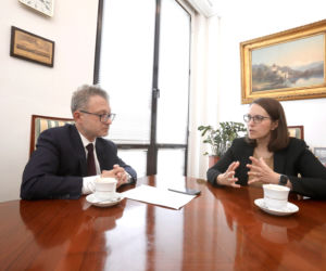 Wicenaczelny Super Expressu Hubert Biskupski w rozmowie z minister finansów Magdaleną Rzeczkowską