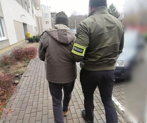 80-latek potrącił pieszego i przejechał po ofierze. Wszystko widać na nagraniu