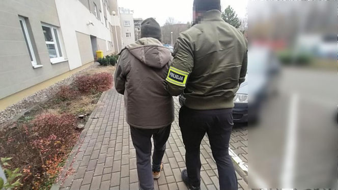 80-latek potrącił pieszego i przejechał po ofierze. Wszystko widać na nagraniu