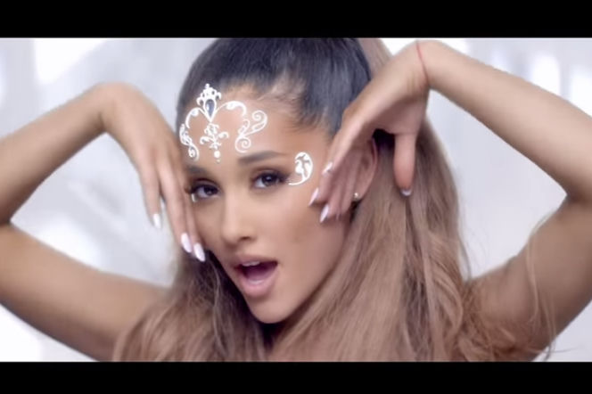 Ariana Grande kadr z teledysku Break Free