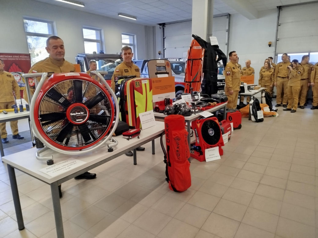 Nowy sprzęt trafi do strażaków z Siedlec, Łosic, Makowa Mazowieckiego, Ostrołęki, Ostrowi Mazowieckiej, Pułtuska, Sokołowa Podlaskiego, Węgrowa i Wyszkowa