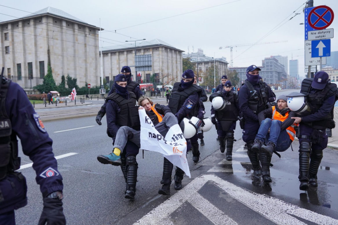 Incydent na Marszu Niepodległości w Warszawie. Aktywiści zablokowali trasę