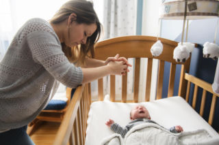 Mama zostaje sama z niemowlęciem. Eksperci podpowiadają, jak przerwać izolację