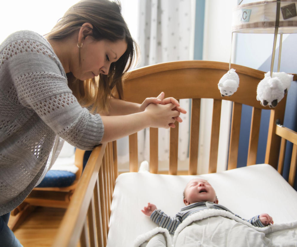 Mama zostaje sama z niemowlęciem. Eksperci podpowiadają, jak przerwać izolację