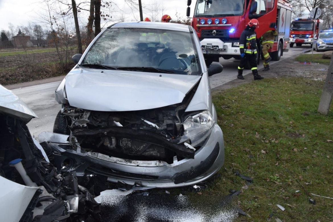 Dwa GROŹNE WYPADKI w powiecie tarnowskim. Rozbita szyba autobusu raniła pasażera 