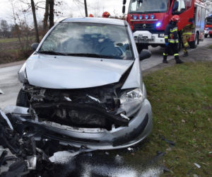 Dwa GROŹNE WYPADKI w powiecie tarnowskim. Rozbita szyba autobusu raniła pasażera 