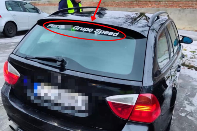 Zobaczyli wulgarne pozdrowienia na aucie. Kierowca gorzko tego pożałował