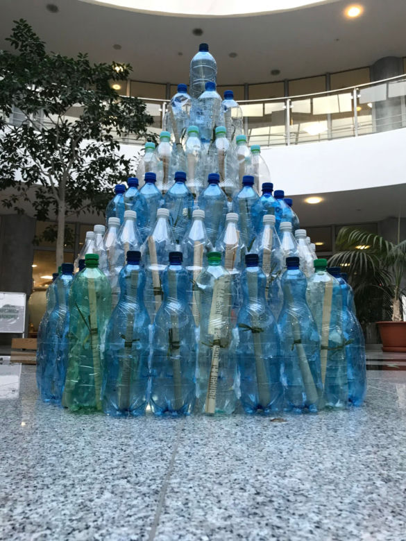 Niezwykła choinka w Olsztynie. Zbudowali ją z ponad 620 plastikowych butelek! [ZDJĘCIA]