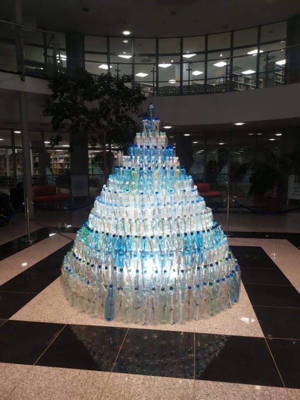 Niezwykła choinka w Olsztynie. Zbudowali ją z ponad 620 plastikowych butelek! [ZDJĘCIA]