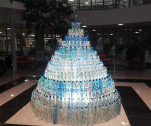 Niezwykła choinka w Olsztynie. Zbudowali ją z ponad 620 plastikowych butelek! [ZDJĘCIA]