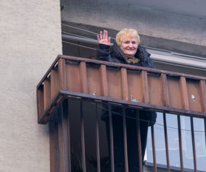 Komendant robi zakupy seniorce 