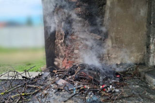 Sąsiad zamienił ich życie w koszmar! Wszczynał awantury, wywołał pożar i porzucił im trutkę na szczury