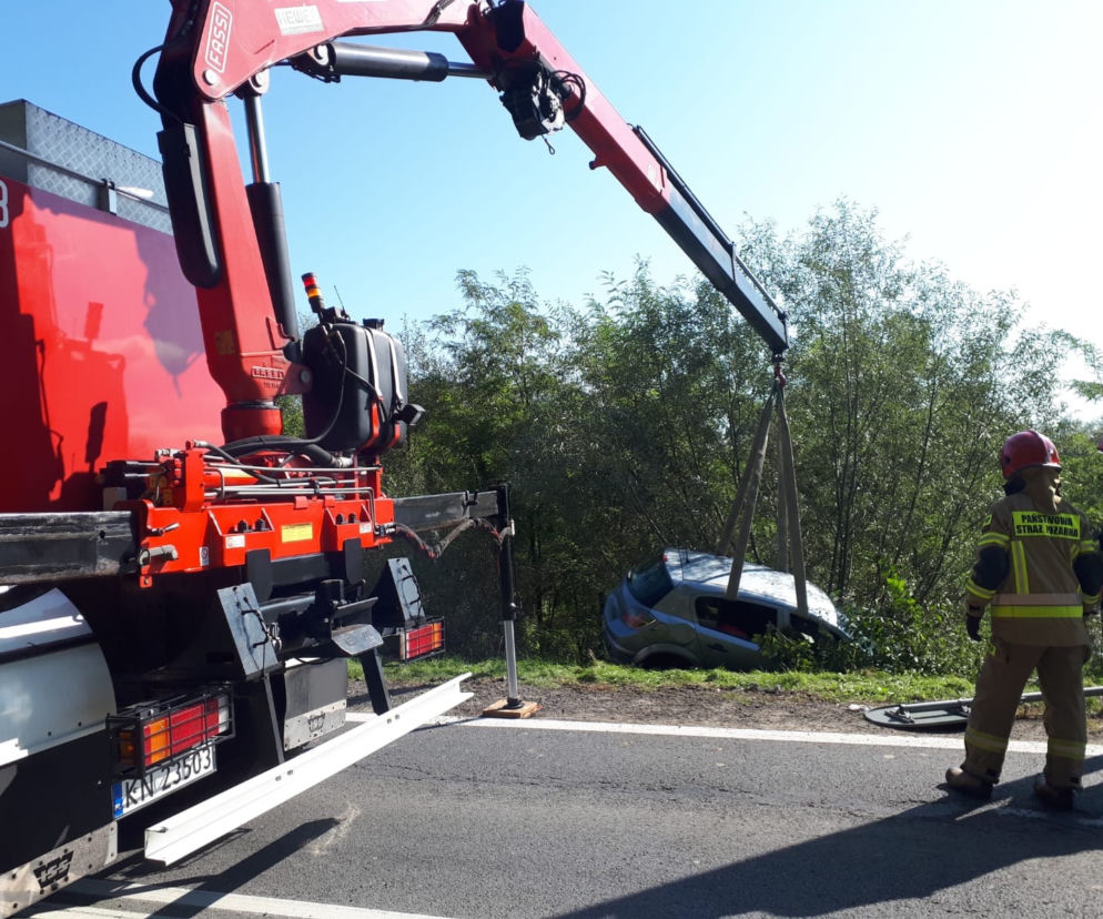 O krok od tragedii w Naszacowicach. Opel uderzył w latarnię i zatrzymał się na skarpie