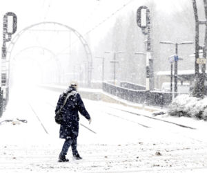 Horror na kolei, setki odwołanych lotów, zamknięte szkoły! 1:0 dla zimy