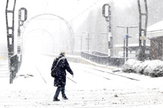 Horror na kolei, setki odwołanych lotów, zamknięte szkoły! 1:0 dla zimy