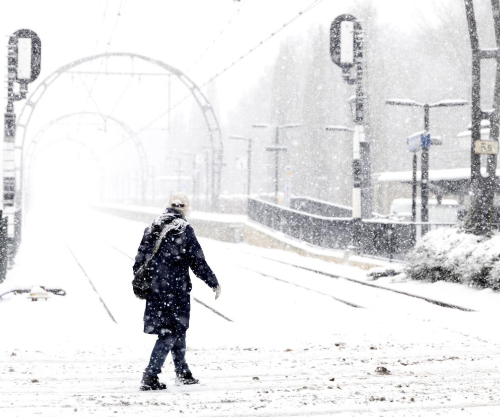 Holandia/ Setki odwołanych lotów, chaos na kolei i rekordowe korki z powodu ataku zimy