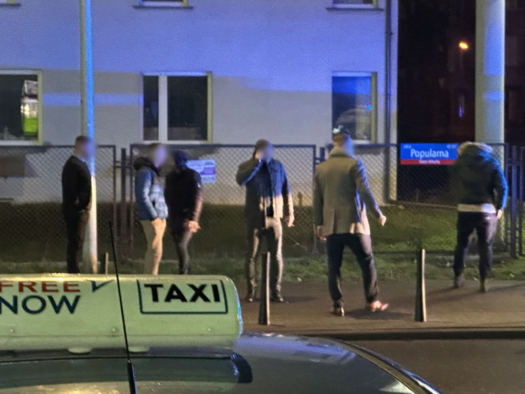 Pijacka zadyma we Włochach, nieprzytomny leżał na ulicy. W ruch poszły jajka