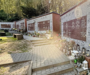Rok temu zmarł syn Lecha Wałęsy - tak wygląda jego grób