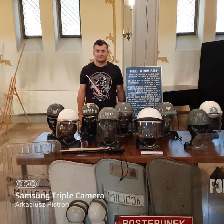 Policjant z Ostrowa Wielkopolskiego ma nietypowe hobby! WSZYSTKO ukrywa w garażu [ZDJĘCIA] 
