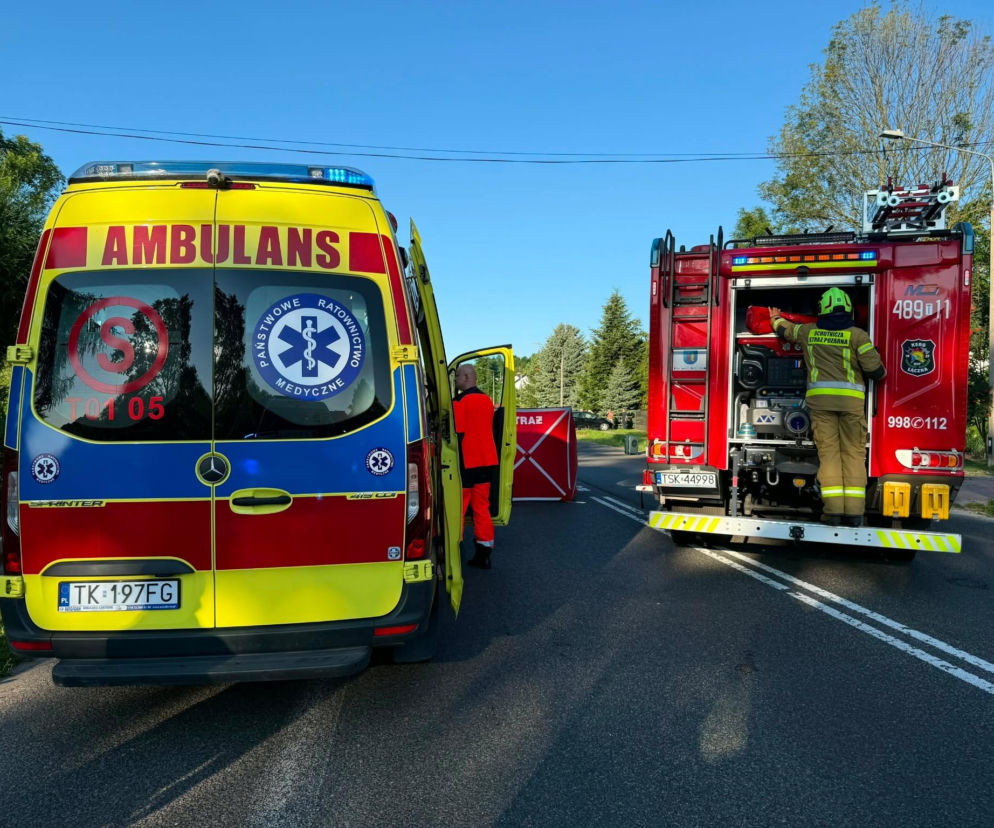 Ambulans i wóz strażacki na miejscu wypadku w Goździe. O śmiertelnym potrąceniu przeczytasz na Eska Starachowice.