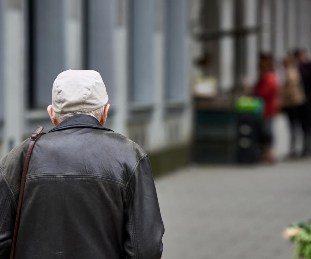 Starszy mężczyzna w kaszkiecie i skórzanej kurtce tyłem do obiektywu. O wygranej batalii z ZUS przeczytasz na SE.