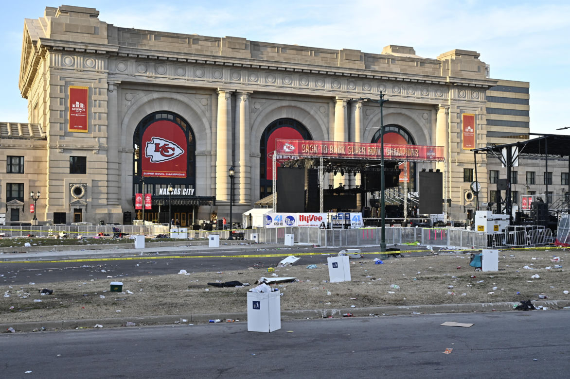 Strzelanina w Kansas po paradzie Super Bowl. 21 osób rannych, jedna nie żyje!