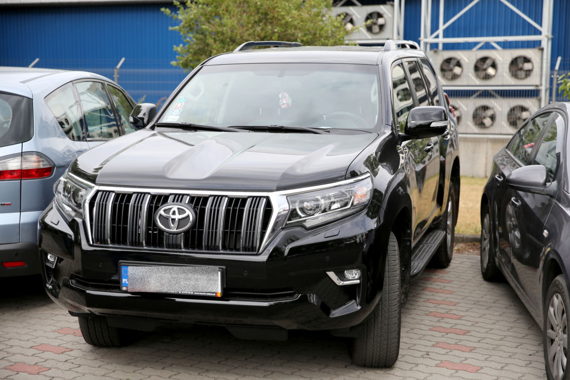 Mikołaj Roznerski i terenowa Toyota Land Cruiser