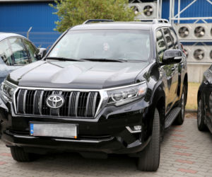 Mikołaj Roznerski i terenowa Toyota Land Cruiser